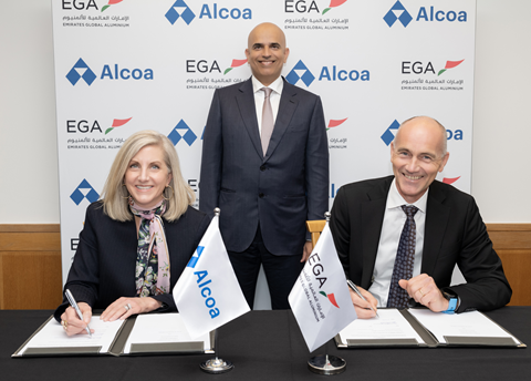 The alumina contract signed on 15 May 2023 by EGA chief supply chain and business development officer Simon Storesund and Alcoa executive vice president and chief commercial officer Kelly Thomas in the presence of EGA chief executive officer Abdulnasser Bin Kalban. (Photo: Business Wire).