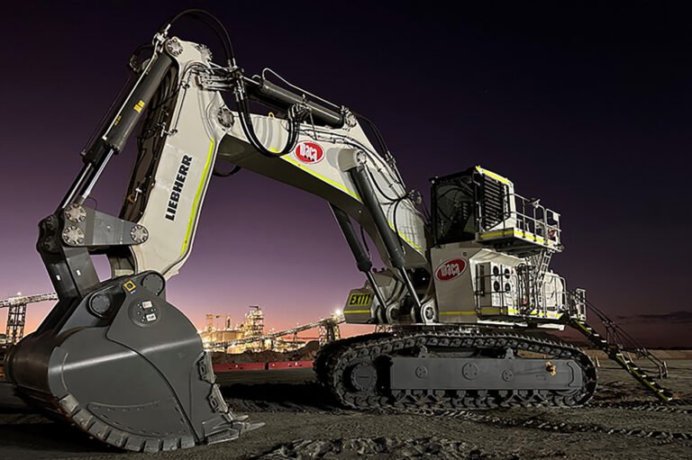 The R 9300 ready to start work at Karlawinda.