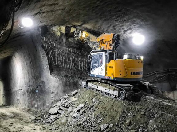 The R 930 Tunnel performs in all types of underground applications.