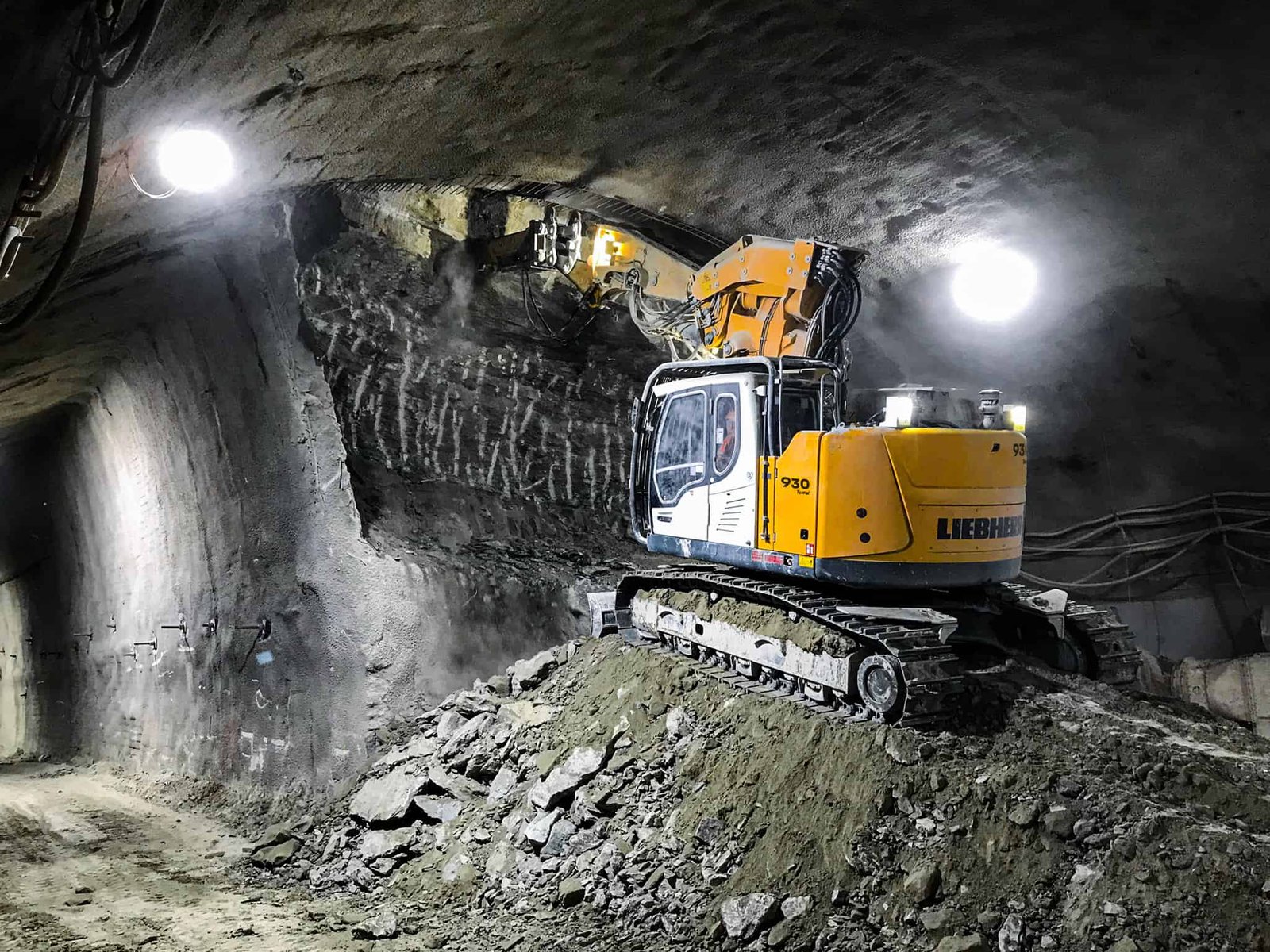 The R 930 Tunnel performs in all types of underground applications.