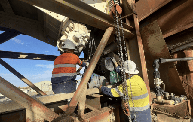 Black Cat maintenance team installing a replacement motor for primary crusher pan feeder.