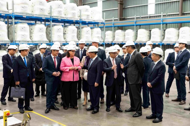 Chinese Premier Li Qiang at Tianqi lithium plant which is owned and operated by Tianqi Lithium Energy Australia, a joint venture between Tianqi Lithium Corporation – one of the top four lithium producers in the world – and Australian miner and explorer IGO Ltd (ASX: IGO). In the foreground are WA Premier Roger Cook and Federal Resources Minister Madeleine King.