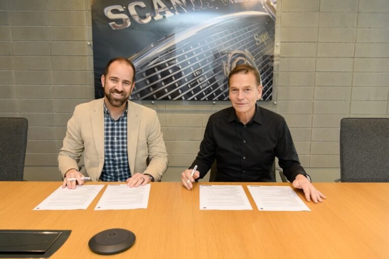 (Image source: Scania) Regroup managing director Michael Still and Scania chief executive Christian Levin signing the agreement.